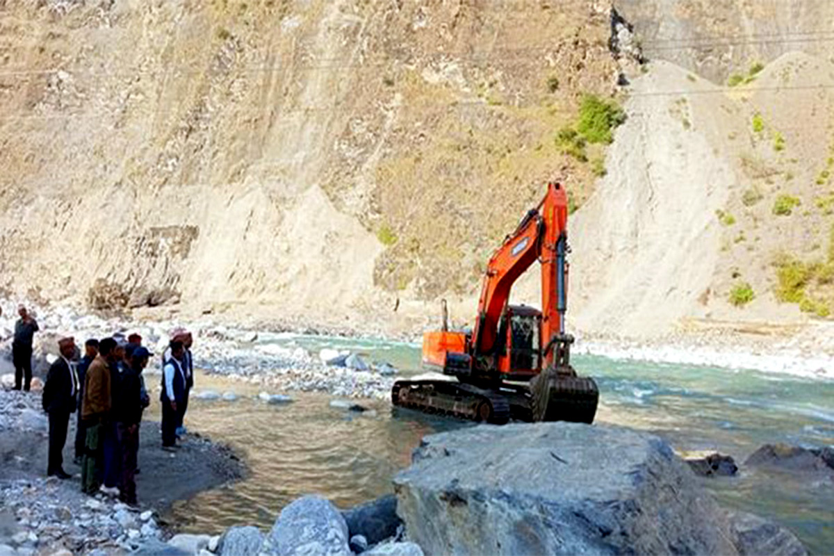 २४ दिनदेखि पहिरोले अवरुद्ध जयपृथ्वी राजमार्ग पुनः सञ्चालन गर्न प्रयास सुरु